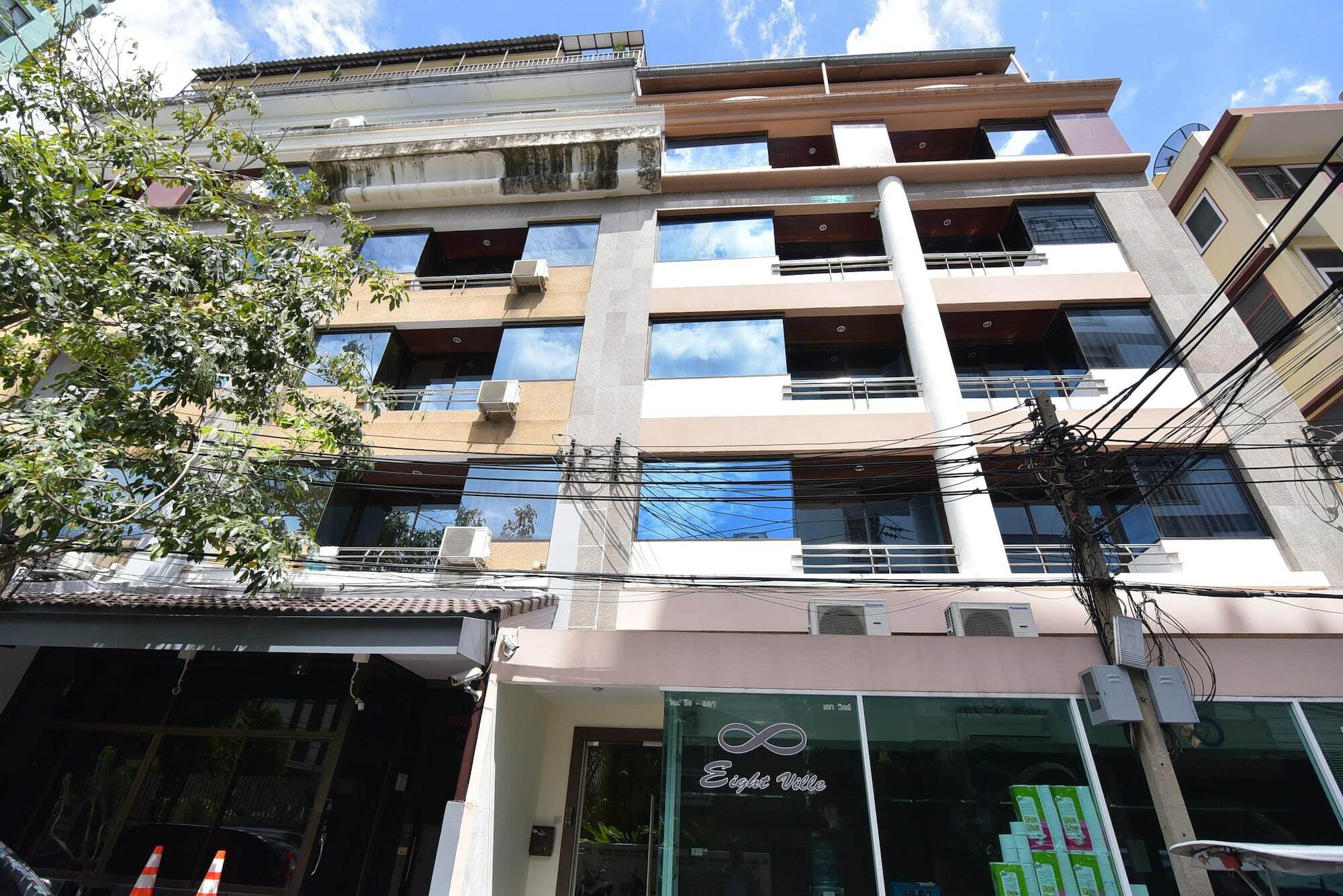 Eight Ville Bangkok Exteriör bild